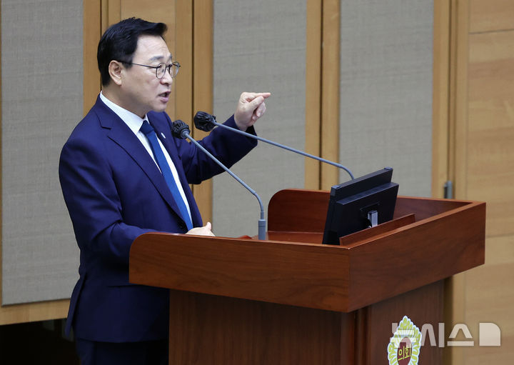답변하는 정근식 서울시교육감