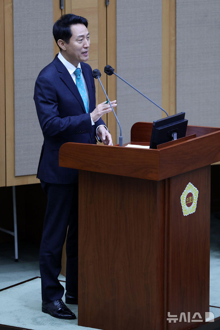 [서울=뉴시스] 조성우 기자 = 오세훈 서울시장이 27일 서울 중구 서울시의회에서 열린 제339회 임시회 제2차 본회의 서울시정 및 교육행정에 관한 질문에서 박유진 더불어민주당 의원 질문에 답변하고 있다. 2026.08.27. xconfind@newsis.com