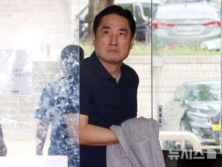 [서울=뉴시스] 이영환 기자 = 조국 아들 명예훼손 혐의로 재판에 넘겨진 강용석 전 변호사가 27일 오전 서울 서초구 서울중앙지법에서 열린 1차 공판에 출석하고 있다. 2026.08.27. 20hwan@newsis.com