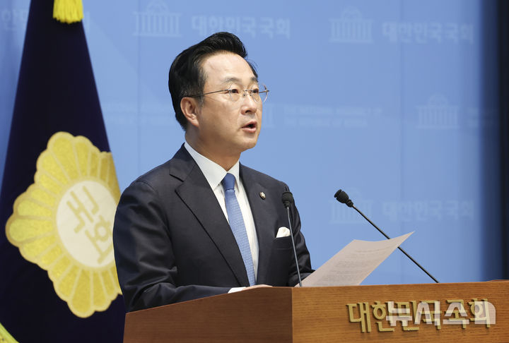 박근혜 전 대통령 국민의힘 연찬회 참석 관련 브리핑하는 박성준 수석대변인