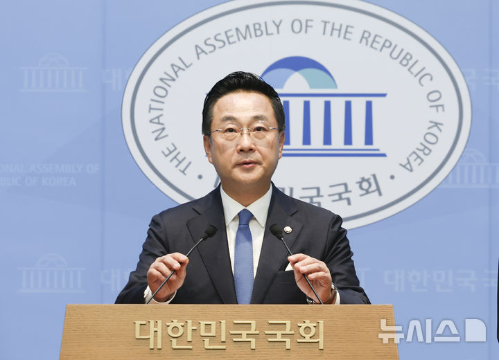 발언하는 박성준 민주당 수석대변인