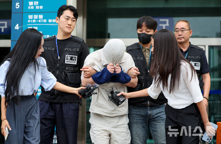 [대구=뉴시스] 이무열 기자 = 경북 경산에서 20대 중국인 여성 유학생을 살해한 혐의를 받는 중국인 대학 강사 정모(30대)씨가 27일 대구 수성구 대구지방법원에서 열린 구속 전 피의자 심문(영장실질심사)을 받은 후 이동하고 있다. 2026.08.27. lmy@newsis.com