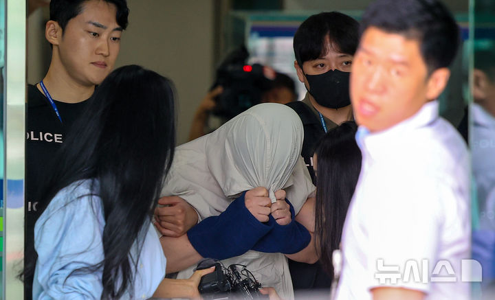 [대구=뉴시스] 이무열 기자 = 경북 경산에서 20대 중국인 여성 유학생을 살해한 혐의를 받는 중국인 대학 강사 정모(30대)씨가 27일 대구 수성구 대구지방법원에서 열린 구속 전 피의자 심문(영장실질심사)을 받은 후 이동하고 있다. 2026.08.27. lmy@newsis.com