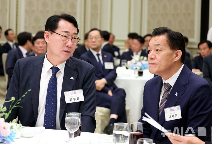 [서울=뉴시스] 김진아 기자= 정명근 화성시장(사진 왼쪽)과 이재준 수원시장이 27일 청와대에서 열린 시장·군수·구청장 초청 오찬 간담회에서 대화를 하고 있다. 2026.08.27. bluesoda@newsis.com