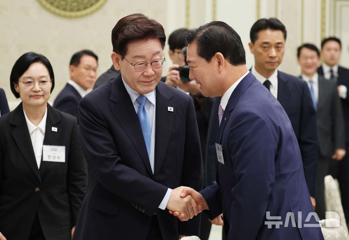 [서울=뉴시스] 김진아 기자= 이재명 대통령이 27일 청와대에서 열린 시장·군수·구청장 초청 오찬 간담회에 입장하며 조재구 시장·군수·구청장협의회장과 악수하고 있다. 2026.08.27. bluesoda@newsis.com