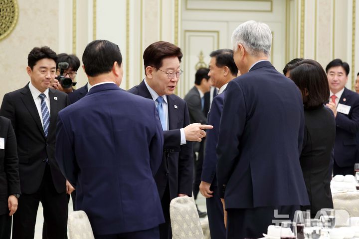 [서울=뉴시스] 김진아 기자= 이재명 대통령이 27일 청와대에서 열린 시장·군수·구청장 초청 오찬 간담회에서 입장하며 참석자와 대화를 하고 있다. 2026.08.27. bluesoda@newsis.com