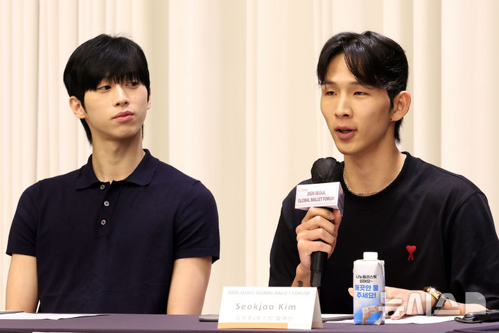 [서울=뉴시스] 박진희 기자 = 전민철 마린스키발레단 퍼스트 솔리스트와 김석주 보스턴발레단 솔리스트가 27일 서울 용산구 몬드리안 서울 이태원에서 '2026 서울 글로벌 발레 포럼' 기자회견을 하고 있다. 이날 행사에는 전민철 마린스키발레단 퍼스트 솔리스트, 김석주 보스턴발레단 솔리스트, 사샤 라데츠키 아메리칸 발레시어터 스튜디오컴퍼니 예술감독, 유리 파테예프 마린스키발레단 발레마스터 겸 수석코치, 미코 니시넨 보스턴발레단 예술감독 겸 최고경영자, 테드 브란센 전 네덜란드 국립발레단 예술감독, 김선희 케이글로벌발레원 총예술감독, 수잔 재피 아메리칸 발레시어터 예술감독, 잉그리드 로렌첸 노르웨이 국립발레단 예술감독, 크리스토퍼 햄슨 스코티시발레단 예술감독, 켄타 쿠라 일본 K-발레 아카데미 교장, 박선미 아메리칸 발레시어터 수석무용수, 한성우 아메리칸 발레시어터 솔리스트가 참석했다. 2026.08.27. pak7130@newsis.com