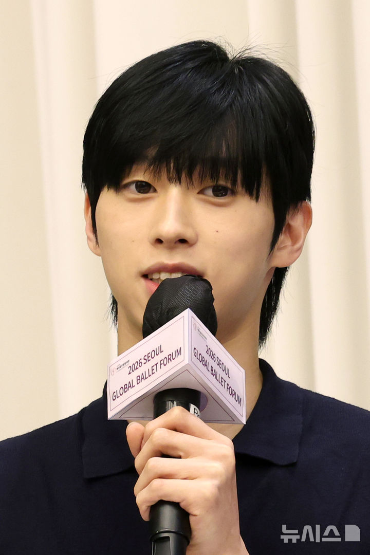 [서울=뉴시스] 박진희 기자 = 전민철 마린스키발레단 퍼스트 솔리스트가 27일 서울 용산구 몬드리안 서울 이태원에서 '2026 서울 글로벌 발레 포럼' 기자회견을 하고 있다. 이날 행사에는 전민철(왼쪽부터) 마린스키발레단 퍼스트 솔리스트, 김석주 보스턴발레단 솔리스트, 사샤 라데츠키 아메리칸 발레시어터 스튜디오컴퍼니 예술감독, 유리 파테예프 마린스키발레단 발레마스터 겸 수석코치, 미코 니시넨 보스턴발레단 예술감독 겸 최고경영자, 테드 브란센 전 네덜란드 국립발레단 예술감독, 김선희 케이글로벌발레원 총예술감독, 수잔 재피 아메리칸 발레시어터 예술감독, 잉그리드 로렌첸 노르웨이 국립발레단 예술감독, 크리스토퍼 햄슨 스코티시발레단 예술감독, 켄타 쿠라 일본 K-발레 아카데미 교장, 박선미 아메리칸 발레시어터 수석무용수, 한성우 아메리칸 발레시어터 솔리스트가 참석했다. 2026.08.27. pak7130@newsis.com