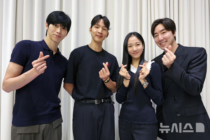 [서울=뉴시스] 박진희 기자 = 전민철(왼쪽부터) 마린스키발레단 퍼스트 솔리스트, 김석주 보스턴발레단 솔리스트, 박선미 아메리칸 발레시어터 수석무용수, 한성우 아메리칸 발레시어터 솔리스트가 27일 서울 용산구 몬드리안 서울 이태원에서 '2026 서울 글로벌 발레 포럼' 기자회견을 마치고 기념촬영을 하고 있다. 이날 행사에는 전민철(왼쪽부터) 마린스키발레단 퍼스트 솔리스트, 김석주 보스턴발레단 솔리스트, 사샤 라데츠키 아메리칸 발레시어터 스튜디오컴퍼니 예술감독, 유리 파테예프 마린스키발레단 발레마스터 겸 수석코치, 미코 니시넨 보스턴발레단 예술감독 겸 최고경영자, 테드 브란센 전 네덜란드 국립발레단 예술감독, 김선희 케이글로벌발레원 총예술감독, 수잔 재피 아메리칸 발레시어터 예술감독, 잉그리드 로렌첸 노르웨이 국립발레단 예술감독, 크리스토퍼 햄슨 스코티시발레단 예술감독, 켄타 쿠라 일본 K-발레 아카데미 교장, 박선미 아메리칸 발레시어터 수석무용수, 한성우 아메리칸 발레시어터 솔리스트. 2026.08.27. pak7130@newsis.com