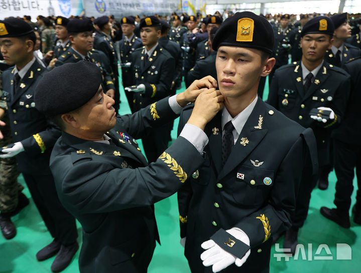 계급장 수여받는 신임 특전부사관