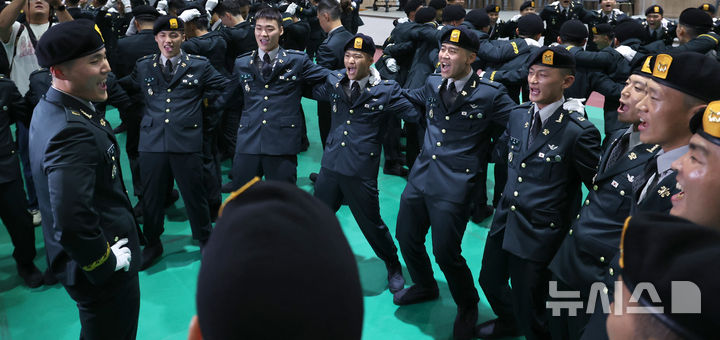 임관의 기쁨 나누는 신임 특전부사관들