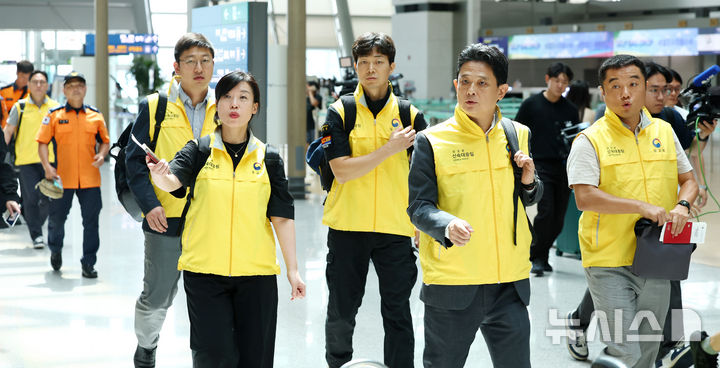 [인천공항=뉴시스] 전신 기자 = 네팔 바그마티주 라수와 지역에서 발생한 대규모 홍수로 현지에서 수력발전소를 건설하던 한국남동발전과 두산에너빌리티 소속 한국인 직원의 연락이 두절된 가운데 27일 인천국제공항 제1여객터미널에서 임상우 단장을 비롯한 정부합동신속대응팀이 출국하고 있다. 2026.08.27. photo1006@newsis.com