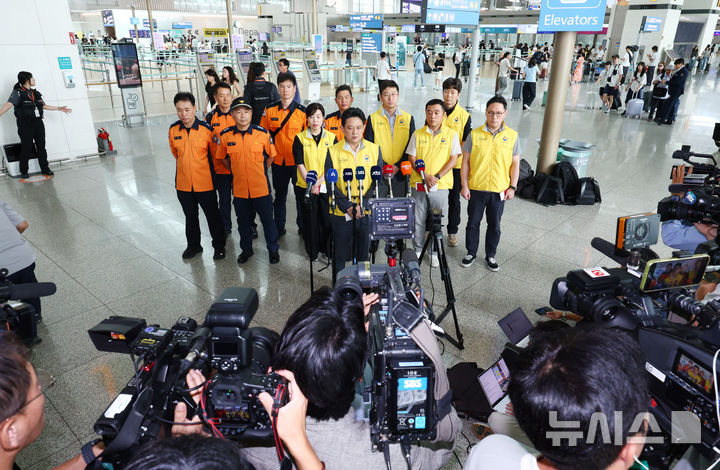 [인천공항=뉴시스] 전신 기자 = 네팔 바그마티주 라수와 지역에서 발생한 대규모 홍수로 현지에서 수력발전소를 건설하던 한국남동발전과 두산에너빌리티 소속 한국인 직원의 연락이 두절된 가운데 27일 인천국제공항 제1여객터미널에서 임상우 정부합동신속대응팀 단장이 출국 전 취재진 앞에서 발언하고 있다. 2026.08.27. photo1006@newsis.com