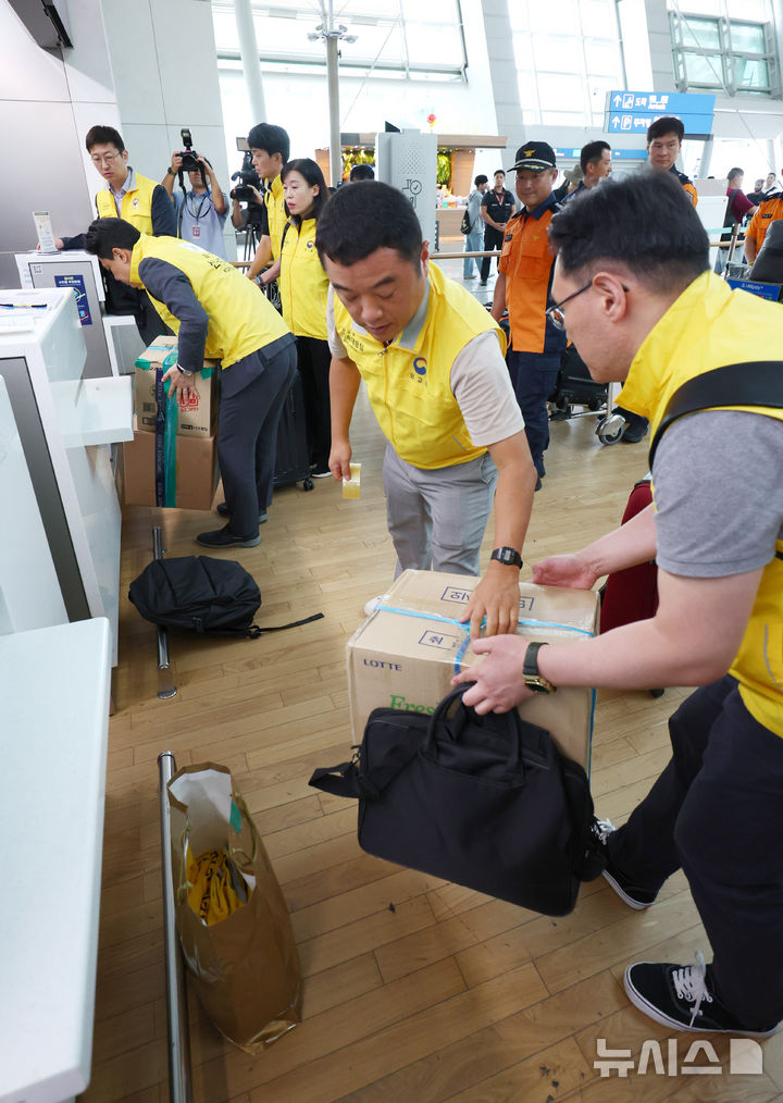 [인천공항=뉴시스] 전신 기자 = 네팔 바그마티주 라수와 지역에서 발생한 대규모 홍수로 현지에서 수력발전소를 건설하던 한국남동발전과 두산에너빌리티 소속 한국인 직원의 연락이 두절된 가운데 27일 인천국제공항 제1여객터미널에서 임상우 단장을 비롯한 정부합동신속대응팀이 출국하고 있다. 2026.08.27. photo1006@newsis.com