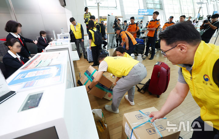 [인천공항=뉴시스] 전신 기자 = 네팔 바그마티주 라수와 지역에서 발생한 대규모 홍수로 현지에서 수력발전소를 건설하던 한국남동발전과 두산에너빌리티 소속 한국인 직원의 연락이 두절된 가운데 27일 인천국제공항 제1여객터미널에서 임상우 단장을 비롯한 정부합동신속대응팀이 출국하고 있다. 2026.08.27. photo1006@newsis.com