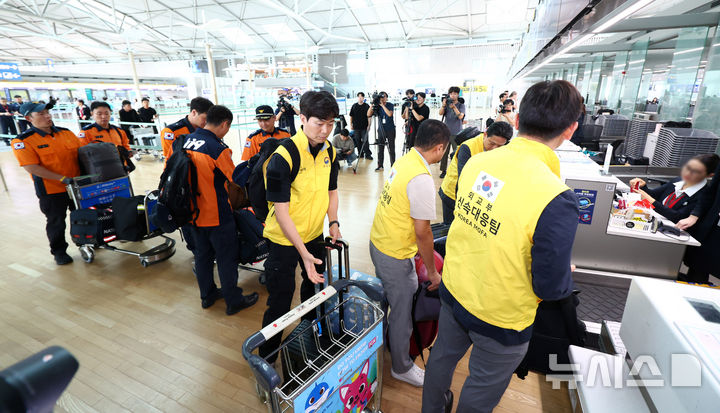 [인천공항=뉴시스] 전신 기자 = 네팔 바그마티주 라수와 지역에서 발생한 대규모 홍수로 현지에서 수력발전소를 건설하던 한국남동발전과 두산에너빌리티 소속 한국인 직원의 연락이 두절된 가운데 27일 인천국제공항 제1여객터미널에서 임상우 단장을 비롯한 정부합동신속대응팀이 출국하고 있다. 2026.08.27. photo1006@newsis.com