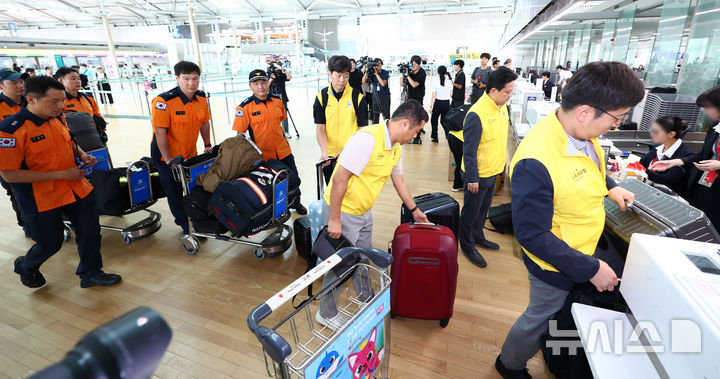 [인천공항=뉴시스] 전신 기자 = 네팔 바그마티주 라수와 지역에서 발생한 대규모 홍수로 현지에서 수력발전소를 건설하던 한국남동발전과 두산에너빌리티 소속 한국인 직원의 연락이 두절된 가운데 27일 인천국제공항 제1여객터미널에서 임상우 단장을 비롯한 정부합동신속대응팀이 출국하고 있다. 2026.08.27. photo1006@newsis.com