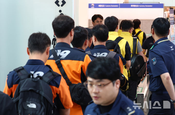 [인천공항=뉴시스] 전신 기자 = 네팔 바그마티주 라수와 지역에서 발생한 대규모 홍수로 현지에서 수력발전소를 건설하던 한국남동발전과 두산에너빌리티 소속 한국인 직원의 연락이 두절된 가운데 27일 인천국제공항 제1여객터미널에서 임상우 단장을 비롯한 정부합동신속대응팀이 출국하고 있다. 2026.08.27. photo1006@newsis.com
