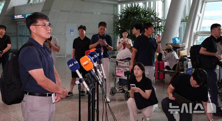 [인천공항=뉴시스] 박주성 기자 = 윤장현 남동발전 신성장본부장이 27일 인천국제공항 제1여객터미널 출국장에서 취재진 질문에 답하고 있다. 네팔 수력발전소 건설 현장에서 대규모 홍수가 발생해 남동발전 3명, 두산에너빌리티 관련 6명 등 총 9명의 생사가 확인되지 않은 가운데 남동발전은 이날 현지에 대응팀을 급파했다. 2026.08.27. park7691@newsis.com·
