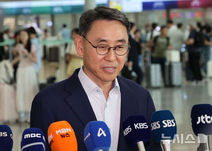 [인천공항=뉴시스] 박주성 기자 = 정연인 두산에너빌리티 대표이사가 27일 인천국제공항 제1여객터미널 출국장에서 취재진 질문에 답하고 있다. 네팔 수력발전소 건설 현장에서 대규모 홍수가 발생해 남동발전 3명, 두산에너빌리티 관련 6명 등 총 9명의 생사가 확인되지 않은 가운데 남동발전은 이날 현지에 대응팀을 급파했다. 2026.08.27. park7691@newsis.com·