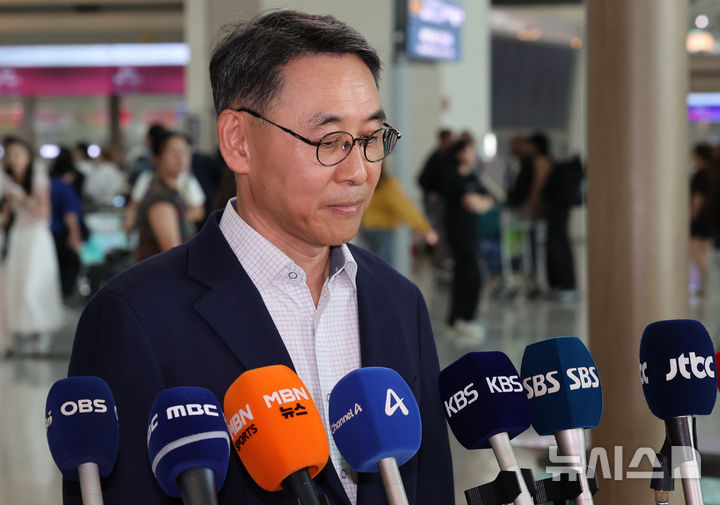 [인천공항=뉴시스] 박주성 기자 = 정연인 두산에너빌리티 대표이사가 27일 인천국제공항 제1여객터미널 출국장에서 취재진 질문을 경청하고 있다.  네팔 수력발전소 건설 현장에서 대규모 홍수가 발생해 남동발전 3명, 두산에너빌리티 관련 6명 등 총 9명의 생사가 확인되지 않은 가운데 남동발전은 이날 현지에 대응팀을 급파했다. 2026.08.27. park7691@newsis.com·
