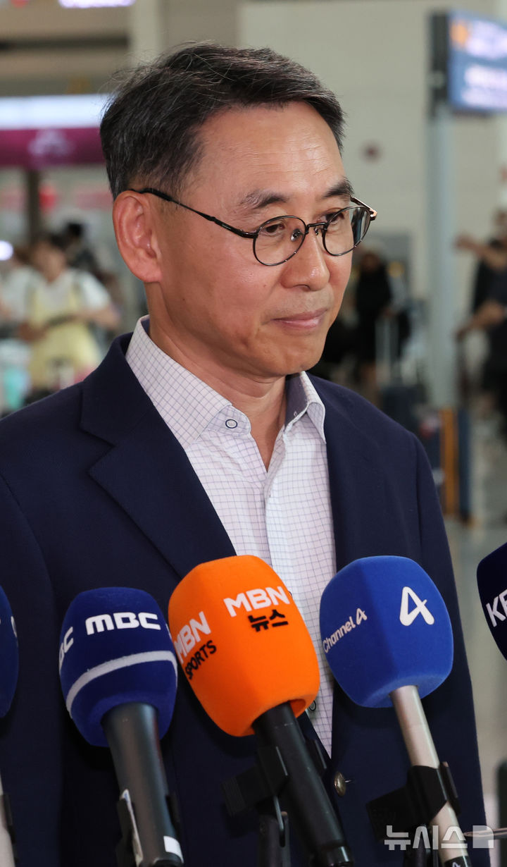 [인천공항=뉴시스] 박주성 기자 = 정연인 두산에너빌리티 대표이사가 27일 인천국제공항 제1여객터미널 출국장에서 취재진 질문을 경청하고 있다. 네팔 수력발전소 건설 현장에서 대규모 홍수가 발생해 남동발전 3명, 두산에너빌리티 관련 6명 등 총 9명의 생사가 확인되지 않은 가운데 남동발전은 이날 현지에 대응팀을 급파했다. 2026.08.27. park7691@newsis.com·