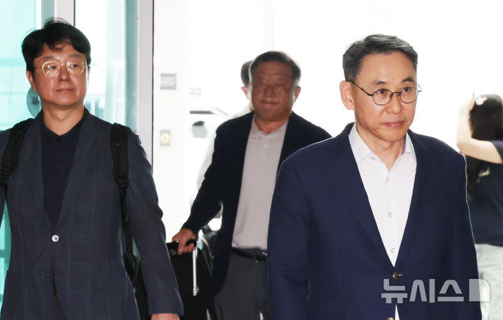 [인천공항=뉴시스] 박주성 기자 = 정연인 두산에너빌리티 대표이사와 대응팀이 27일 인천국제공항 제1여객터미널 출국장으로 들어서고 있다. 네팔 수력발전소 건설 현장에서 대규모 홍수가 발생해 남동발전 3명, 두산에너빌리티 관련 6명 등 총 9명의 생사가 확인되지 않은 가운데 남동발전은 이날 현지에 대응팀을 급파했다. 2026.08.27. park7691@newsis.com·