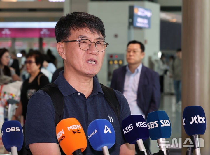 [인천공항=뉴시스] 박주성 기자 = 윤장현 남동발전 신성장본부장이 27일 인천국제공항 제1여객터미널 출국장에서 취재진 질문에 답하고 있다. 네팔 수력발전소 건설 현장에서 대규모 홍수가 발생해 남동발전 3명, 두산에너빌리티 관련 6명 등 총 9명의 생사가 확인되지 않은 가운데 남동발전은 이날 현지에 대응팀을 급파했다. 2026.08.27. park7691@newsis.com·