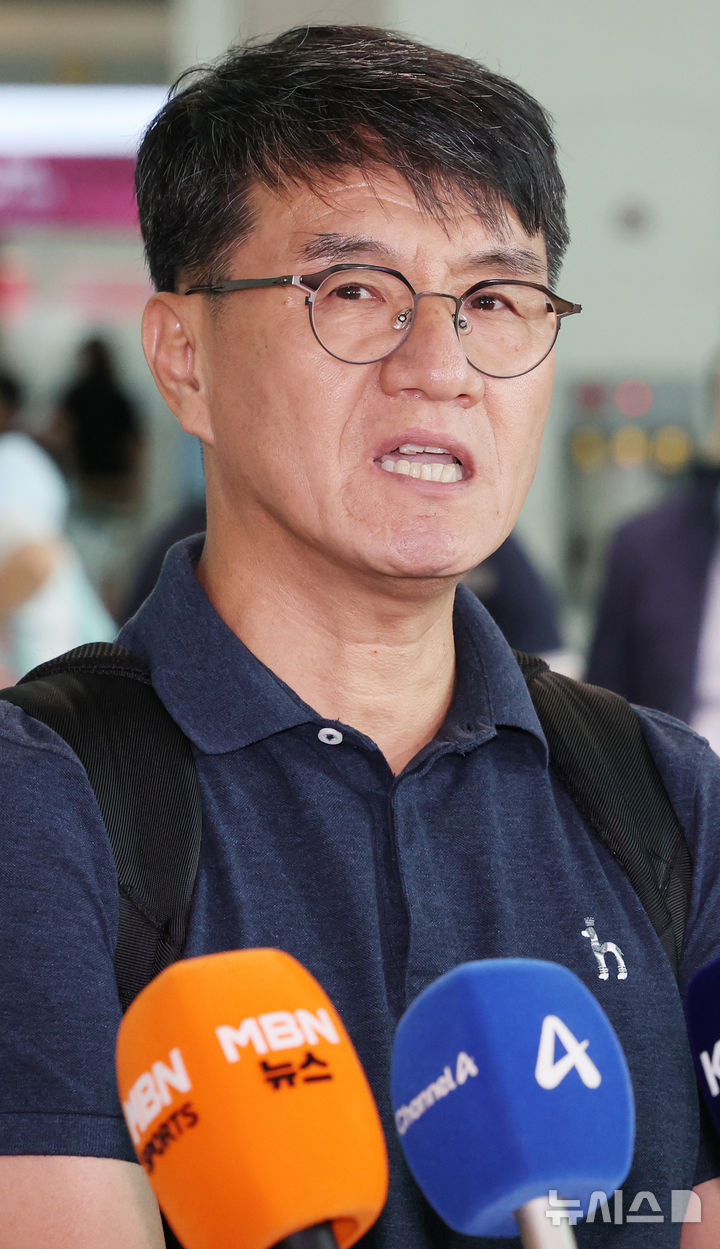[인천공항=뉴시스] 박주성 기자 = 윤장현 남동발전 신성장본부장이 27일 인천국제공항 제1여객터미널 출국장에서 취재진 질문에 답하고 있다. 네팔 수력발전소 건설 현장에서 대규모 홍수가 발생해 남동발전 3명, 두산에너빌리티 관련 6명 등 총 9명의 생사가 확인되지 않은 가운데 남동발전은 이날 현지에 대응팀을 급파했다. 2026.08.27. park7691@newsis.com·