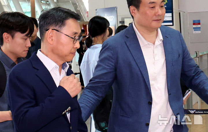 [인천공항=뉴시스] 박주성 기자 = 정연인 두산에너빌리티 대표이사와 대응팀이 27일 인천국제공항 제1여객터미널 출국장으로 들어서고 있다. 네팔 수력발전소 건설 현장에서 대규모 홍수가 발생해 남동발전 3명, 두산에너빌리티 관련 6명 등 총 9명의 생사가 확인되지 않은 가운데 남동발전은 이날 현지에 대응팀을 급파했다. 2026.08.27. park7691@newsis.com·