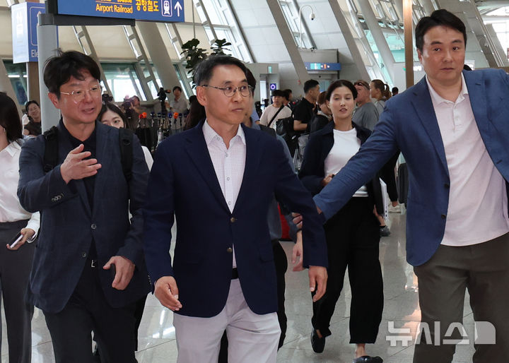 [인천공항=뉴시스] 박주성 기자 = 정연인 두산에너빌리티 대표이사와 대응팀이 27일 인천국제공항 제1여객터미널 출국장으로 들어서고 있다. 네팔 수력발전소 건설 현장에서 대규모 홍수가 발생해 남동발전 3명, 두산에너빌리티 관련 6명 등 총 9명의 생사가 확인되지 않은 가운데 남동발전은 이날 현지에 대응팀을 급파했다. 2026.08.27. park7691@newsis.com·