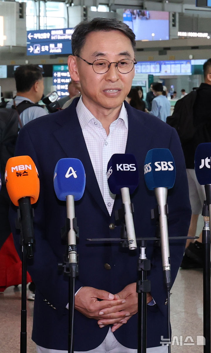 [인천공항=뉴시스] 박주성 기자 = 정연인 두산에너빌리티 대표이사가 27일 인천국제공항 제1여객터미널 출국장에서 취재진 질문에 답하고 있다. 네팔 수력발전소 건설 현장에서 대규모 홍수가 발생해 남동발전 3명, 두산에너빌리티 관련 6명 등 총 9명의 생사가 확인되지 않은 가운데 남동발전은 이날 현지에 대응팀을 급파했다. 2026.08.27. park7691@newsis.com·