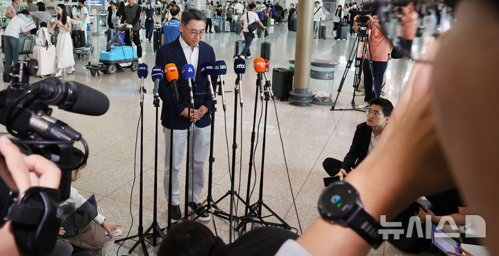 [인천공항=뉴시스] 박주성 기자 = 정연인 두산에너빌리티 대표이사가 27일 인천국제공항 제1여객터미널 출국장에서 취재진 질문에 답하고 있다. 네팔 수력발전소 건설 현장에서 대규모 홍수가 발생해 남동발전 3명, 두산에너빌리티 관련 6명 등 총 9명의 생사가 확인되지 않은 가운데 남동발전은 이날 현지에 대응팀을 급파했다. 2026.08.27. park7691@newsis.com·
