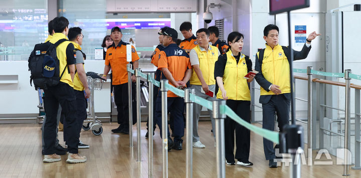 [인천공항=뉴시스] 전신 기자 = 네팔 바그마티주 라수와 지역에서 발생한 대규모 홍수로 현지에서 수력발전소를 건설하던 한국남동발전과 두산에너빌리티 소속 한국인 직원의 연락이 두절된 가운데 27일 인천국제공항 제1여객터미널에서 임상우 단장을 비롯한 정부합동신속대응팀이 출국하고 있다. 2026.08.27. photo1006@newsis.com