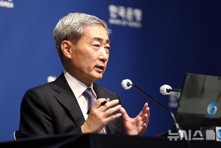 [서울=뉴시스] 사진공동취재단 = 신현송 한국은행 총재가 지난 27일 서울 중구 한국은행에서 열린 금융통화위원회 통화정책방향 기자간담회에서 발언하고 있다. 2026.08.27. photo@newsis.com