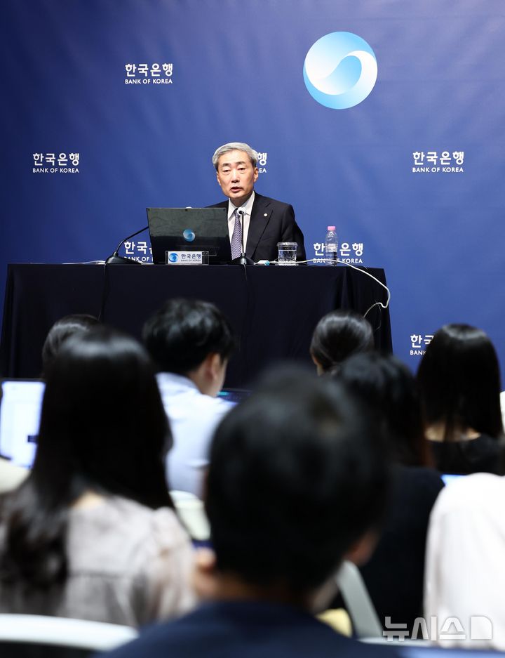 [서울=뉴시스] 사진공동취재단 = 신현송 한국은행 총재가 27일 서울 중구 한국은행에서 열린 금융통화위원회 통화정책방향 기자간담회에서 발언하고 있다. 2026.08.27. photo@newsis.com