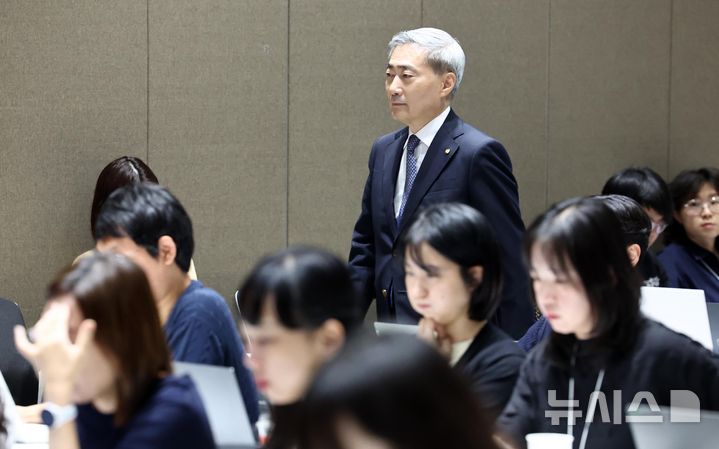 [서울=뉴시스] 사진공동취재단 = 신현송 한국은행 총재가 지난 27일 서울 중구 한국은행에서 열린 금융통화위원회 통화정책방향 기자간담회에 입장하고 있다. 2026.08.27. photo@newsis.com