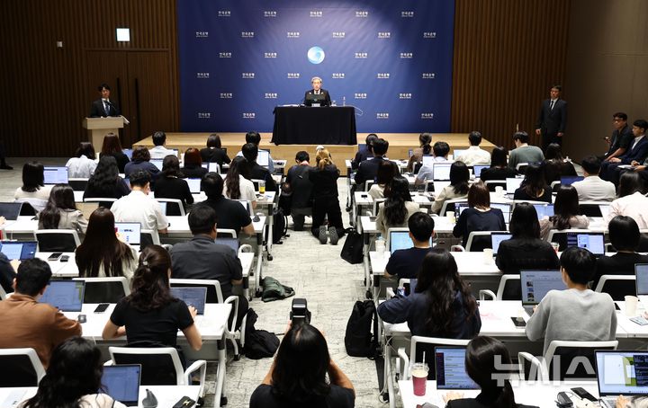 [서울=뉴시스] 사진공동취재단 = 신현송 한국은행 총재가 27일 서울 중구 한국은행에서 열린 금융통화위원회 통화정책방향 기자간담회에서 발언하고 있다. 2026.08.27. photo@newsis.com