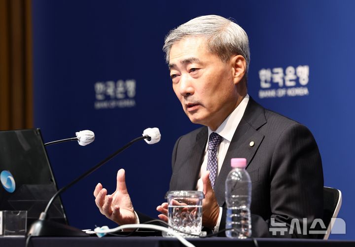 [서울=뉴시스] 사진공동취재단 = 신현송 한국은행 총재가 27일 서울 중구 한국은행에서 열린 금융통화위원회 통화정책방향 기자간담회에서 발언하고 있다. 2026.08.27. photo@newsis.com