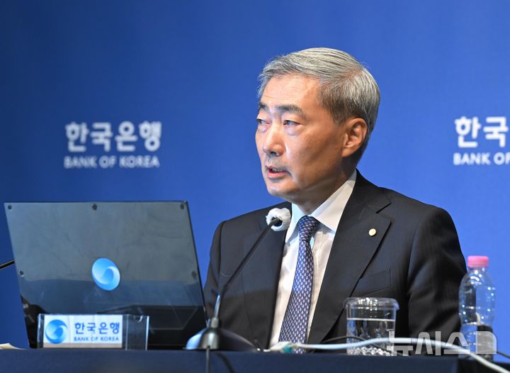 [서울=뉴시스] 사진공동취재단 = 신현송 한국은행 총재가 27일 서울 중구 한국은행에서 열린 금융통화위원회 통화정책방향 기자간담회에서 발언하고 있다. 2026.08.27. photo@newsis.com