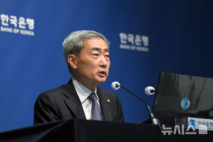 [서울=뉴시스] 사진공동취재단 = 신현송 한국은행 총재가 27일 서울 중구 한국은행에서 열린 금융통화위원회 통화정책방향 기자간담회에서 발언하고 있다. 2026.08.27. photo@newsis.com