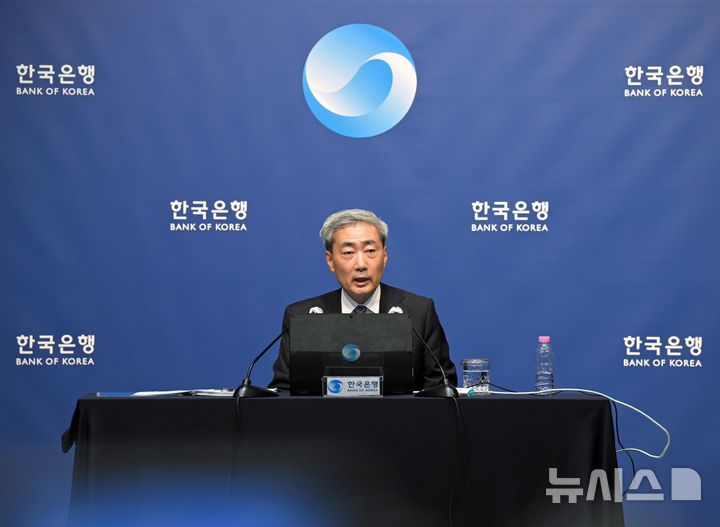 [서울=뉴시스] 사진공동취재단 = 신현송 한국은행 총재가 지난 27일 서울 중구 한국은행에서 열린 금융통화위원회 통화정책방향 기자간담회에서 발언하고 있다. 2026.08.27. photo@newsis.com