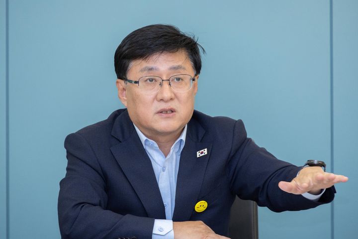 [서울=뉴시스] 김성환 기후에너지환경부 장관이 27일 서울 강남구 수도전기공업고등학교에서 재정자립형 AI·에너지 마이스터고 도약을 위한 수도공고 발전 방안 간담회를 주재하고 있다. (사진=기후에너지환경부 제공) 2026.08.27. photo@newsis.com *재판매 및 DB 금지