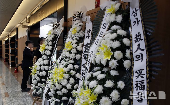 [제주=뉴시스] 우장호 기자 = 27일 오후 제주시 이호이동 에스중앙병원 장례식장에 '제주 실종 허위 종결 사건' 피해자를 위한 근조화환이 놓여 있다. 2026.08.27. woo1223@newsis.com
