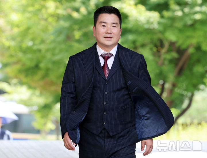 [서울=뉴시스] 이영환 기자 = 12·3 비상계엄 당시 병력을 이끌고 국회 진입을 지휘한 혐의로 1심에서 징역 12년을 선고받은 김현태 전 육군 특수전사령부 707특수임무단장(대령)이 불구속 상태에서 재판받게 해 달라고 요청했으나 법원이 받아들이지 않았다. 사진은 김 전 대령이 지난 8월 27일 오후 서울 서초구 서울중앙지법에서 열린 선고 공판에 출석하는 모습. 2026.10.21. 20hwan@newsis.com