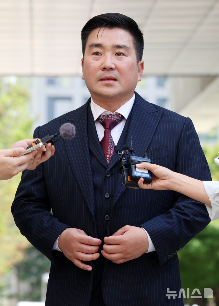 [서울=뉴시스] 이영환 기자 = 12·3 비상계엄 당시 병력을 이끌고 국회 진입을 지휘한 혐의로 1심에서 징역 12년을 선고받은 김현태 전 육군 특수전사령부 707특수임무단장(대령)이 불구속 상태에서 항소심 재판을 받게 해달라고 법원에 요청했다. 내란중요임무종사 등 혐의로 재판에 넘겨진 김현태 전 육군 특수전사령부 707특수임무단장이 지난 8월 27일 오후 서울 서초구 서울중앙지법에서 열린 선고 공판에 출석하며 취재진의 질문에 답하고 있다. 2026.10.08. 20hwan@newsis.com