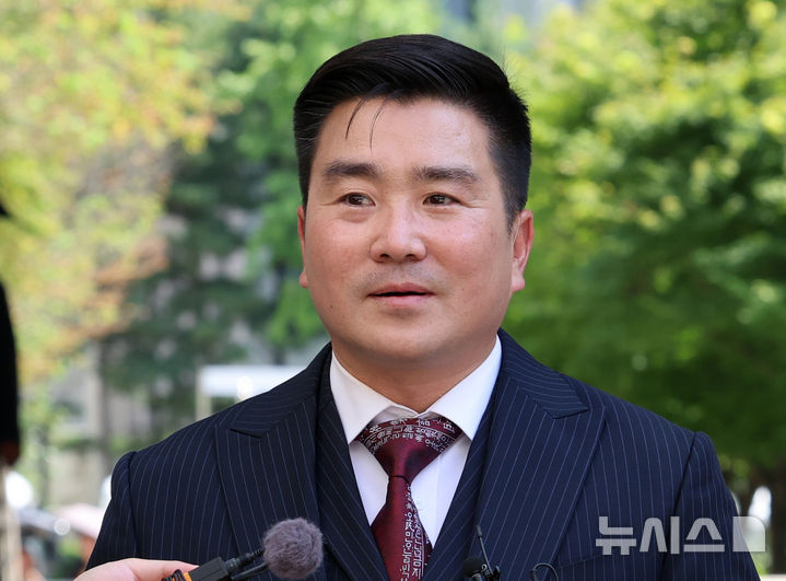 [서울=뉴시스] 이영환 기자 = 내란중요임무종사 등 혐의로 재판에 넘겨진 김현태 전 육군 특수전사령부 707특수임무단장이 27일 오후 서울 서초구 서울중앙지법에서 열린 선고 공판에 출석하고 있다. 2026.08.27. 20hwan@newsis.com