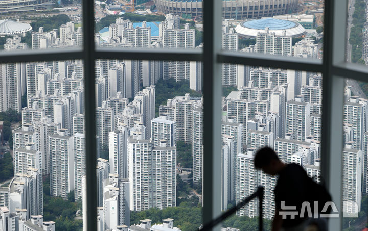 서울=뉴시스] 김명년 기자 = 27일 한국부동산원이 발표한 8월 넷째 주 아파트 가격 동향에 따르면 서울 아파트 매매가격은 전주 대비 0.29% 상승했지만 강남구(-0.11%)와 서초구(-0.05%)는 3주 연속 하락세를 이어갔다. 반면 세 부담이 상대적으로 적은 서울 외곽 지역과 삼성전자 사업장이 몰린 경기 남부 지역을 중심으로 아파트값 상승세가 두드러졌다. 사진은 이날 서울시내 아파트 모습. 2026.08.27. kmn@newsis.com