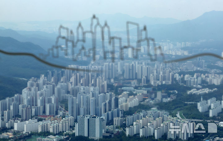 서울=뉴시스] 김명년 기자 = 27일 한국부동산원이 발표한 8월 넷째 주 아파트 가격 동향에 따르면 서울 아파트 매매가격은 전주 대비 0.29% 상승했지만 강남구(-0.11%)와 서초구(-0.05%)는 3주 연속 하락세를 이어갔다. 반면 세 부담이 상대적으로 적은 서울 외곽 지역과 삼성전자 사업장이 몰린 경기 남부 지역을 중심으로 아파트값 상승세가 두드러졌다. 사진은 이날 서울시내 아파트 모습. 2026.08.27. kmn@newsis.com