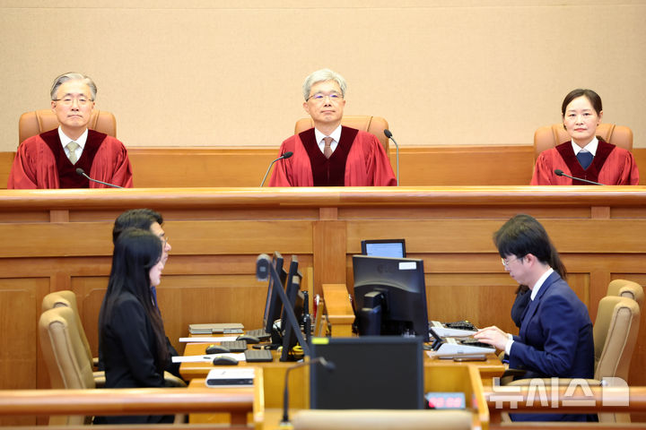 [서울=뉴시스] 조성우 기자 = 김상환(가운데) 헌법재판소장 등 헌법재판관들이 27일 서울 종로구 헌법재판소에서 병역법 제76조 위헌확인 등 8월 심판사건에 대한 선고를 하기 위해 대심판정에 앉아 있다. 2026.08.27. xconfind@newsis.com
